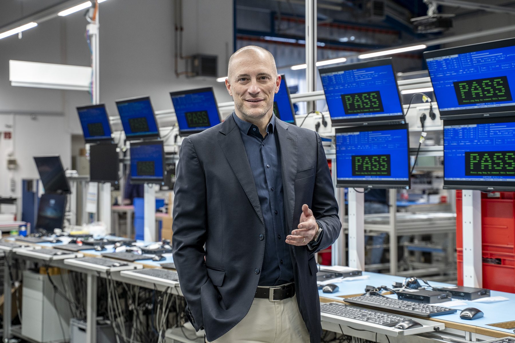 Christian Herzog in der Fertigung von EXTRA Computer