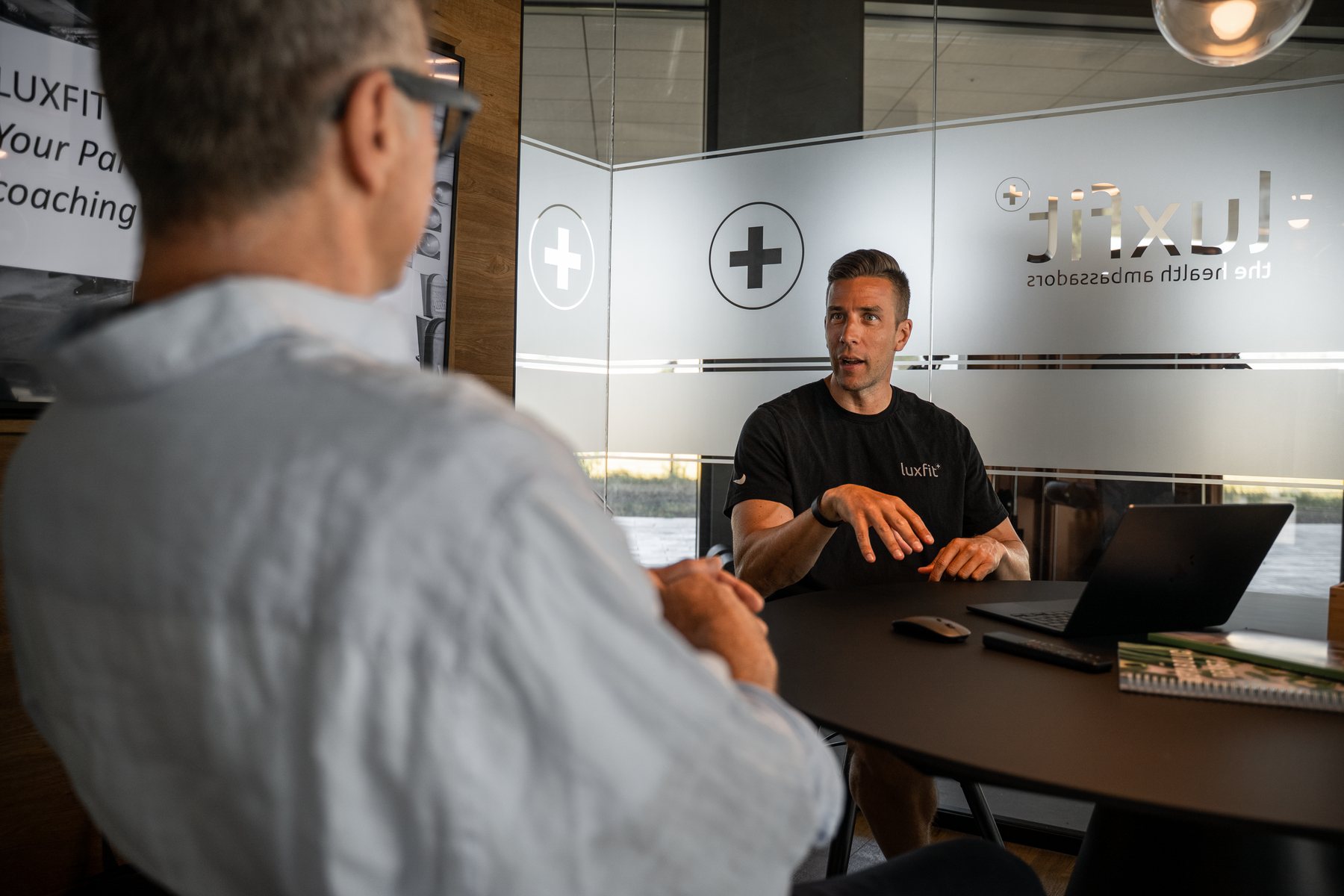 Sebastian Backes beim Coaching im Luxfit-Club