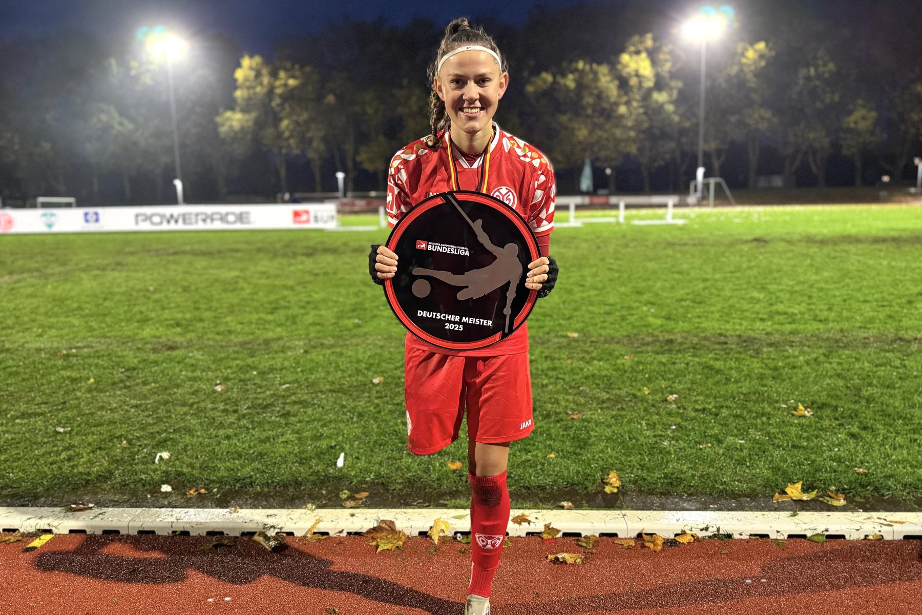 Nicola Roos mit der Meisterschale im Trikot von Mainz 05