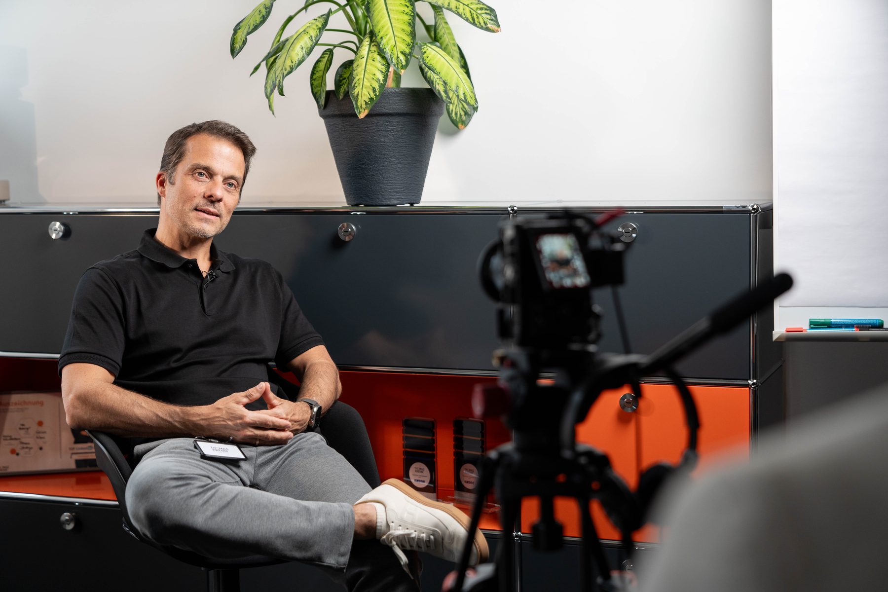 Christoph Maier beim Videodreh vor der Kamera
