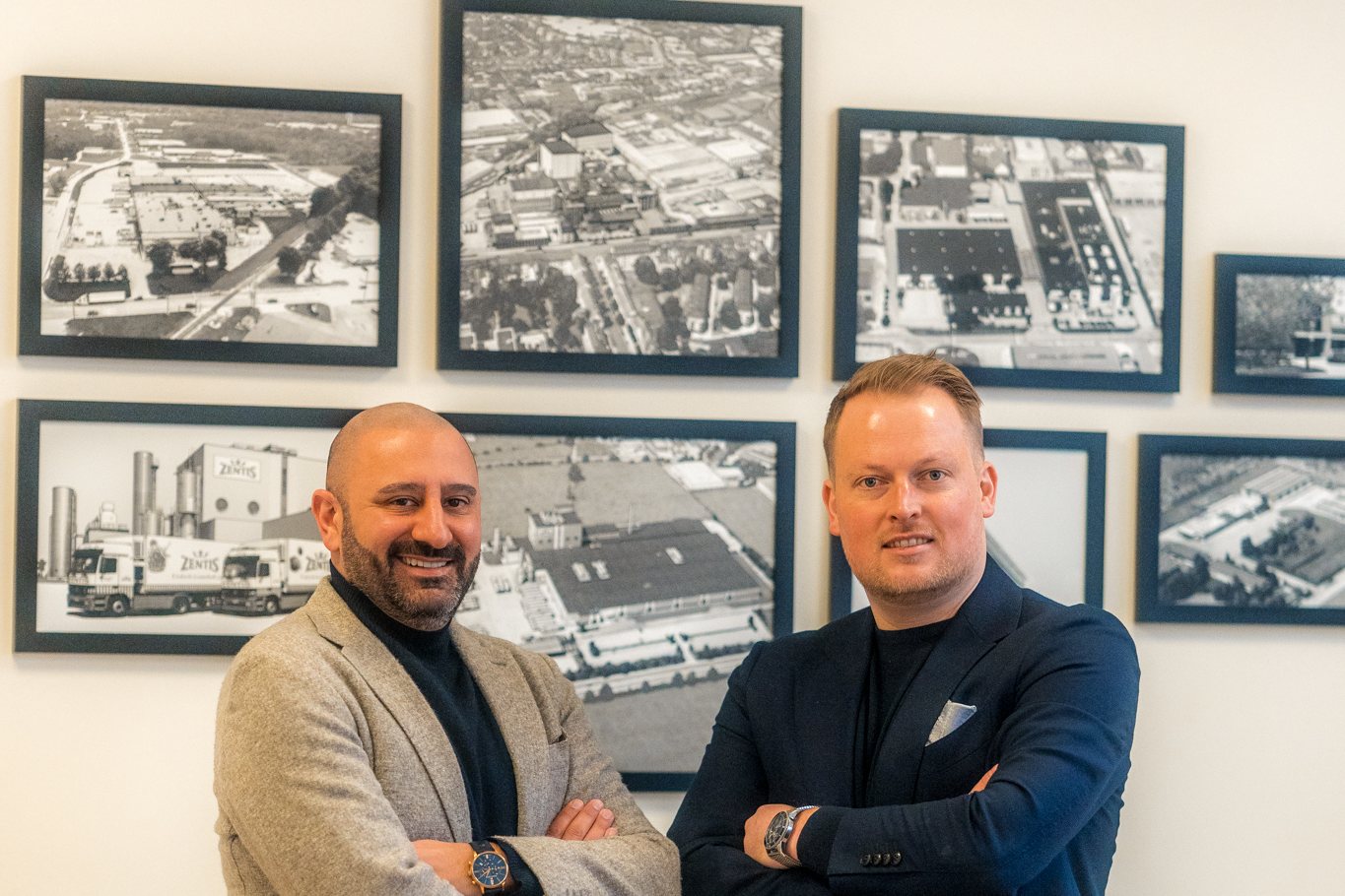 Hamed Hesami und Nico Stobinski vor historischen Luftbildern der Zentis-Werke